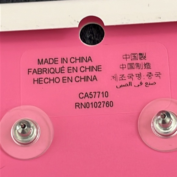 Beatiful Kate Spade CZ Flower Studs - NWT - Picture 8 of 10